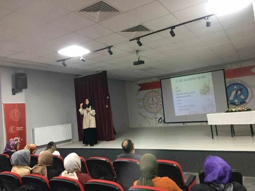 Öğretmen ve velilere sağlıklı beslenme anlatıldı
