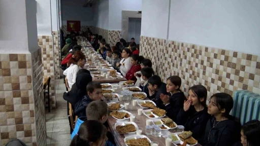 &Ouml;ğretmen-veli dayanışmasıyla k&ouml;y okulunda &ouml;ğrencilere restoran tadında iftar yemeği
