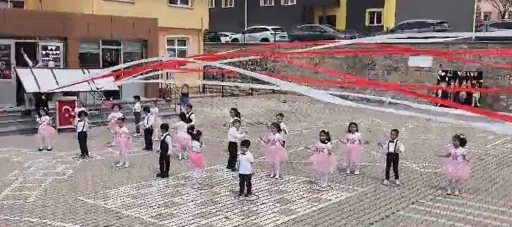 &Ouml;ğretmenin &uuml;zerine tabela d&uuml;şt&uuml;
