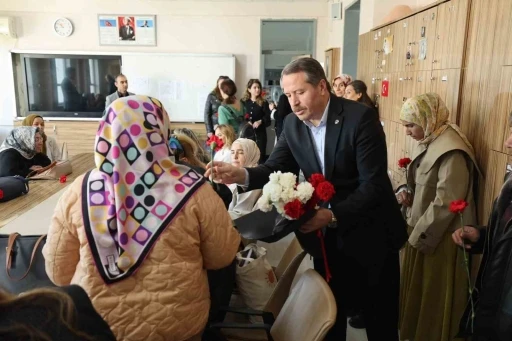 &Ouml;ğretmenler 81 ilde bayraklarla ders başı yaptı
