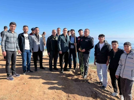 Öğretmenler şehit polis için hatıra ormanı oluşturdu
