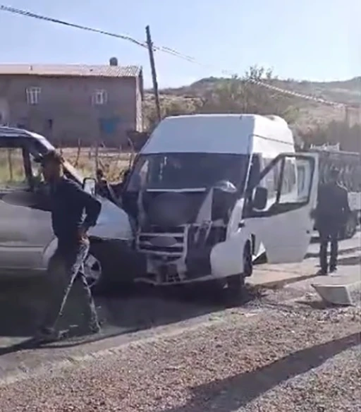 Öğretmenleri taşıyan minibüs ile yolcu aracı çarpıştı: 11 yaralı
