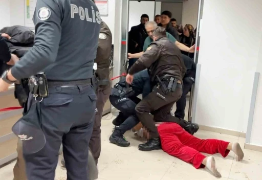 Oğul annesinin sevgilisini bı&ccedil;akladı, anne ise polis memurunu tokatladı
