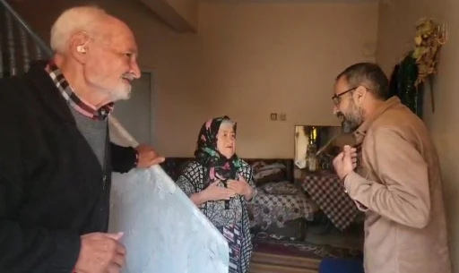 Ökkeş dede ile Raziye nineyi ziyaret edenler yalnızlıklarına ortak oldu
