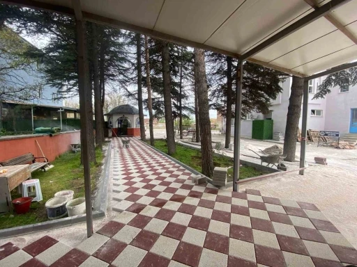 Oklubalı Mahallesi&rsquo;ndeki okul duvarı ile cami bah&ccedil;e ve &ccedil;evre d&uuml;zenleme &ccedil;alışmaları tamamlandı
