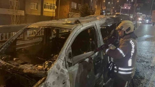 Okmeydanı&rsquo;nda ticari takside yangın: Yolcular son anda tahliye edildi
