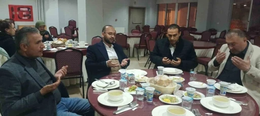 &Ouml;ks&uuml;z ve yetimler i&ccedil;in g&ouml;n&uuml;lleri ısıtan iftar
