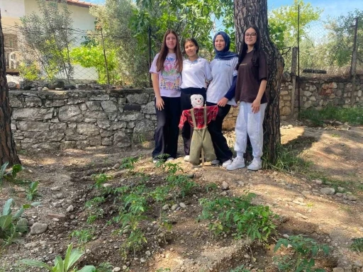 Okul bah&ccedil;esi hem &uuml;retim alanına hem geri d&ouml;n&uuml;ş&uuml;m merkezine d&ouml;n&uuml;şt&uuml;
