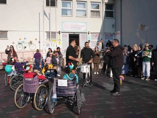 Okul bahçesi şenlik alanına döndü

