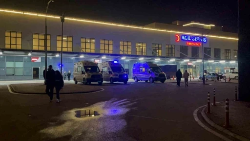 Okul bah&ccedil;esinde babası darbedilen, kendisi de bı&ccedil;aklanan &ccedil;ocuk hastaneye kaldırıldı
