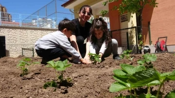 Okul bahçesine öğrencileri için tarım alanı oluşturdu
