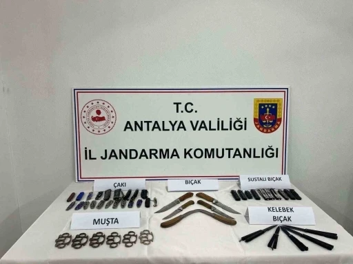Okul &ccedil;evrelerinde tehlikeli satışa jandarma m&uuml;dahalesi
