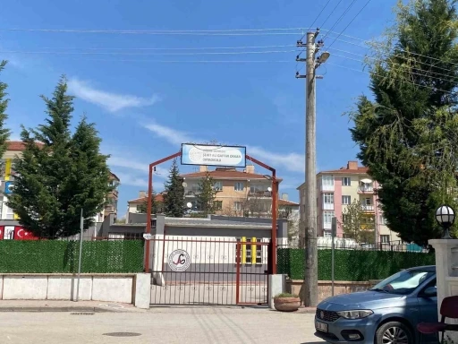 Okul &ccedil;evresindeki &lsquo;ş&uuml;pheli&rsquo; ekipleri harekete ge&ccedil;irdi
