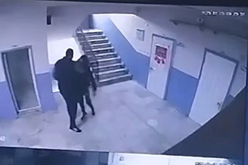 Okul müdürü otizmli öğrenciyi merdivenlerden itti
