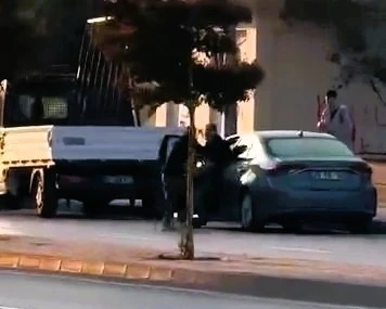 Okul müdürünü üç çocuğunun gözü önünde vurduğu anları kayda aldırdı

