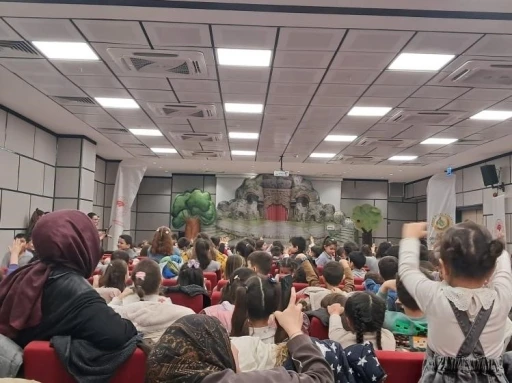 Okul &ouml;ncesi &ouml;ğrencileri &lsquo;Akıllı Tavşan Momo&rsquo; m&uuml;zikaline katıldı
