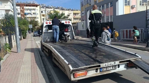 Okul önünde abartılı egzozla motosiklet süren ehliyetsiz çocuk sürücüye ceza yağdı
