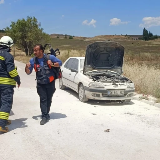 Okul &ouml;n&uuml;nde alev alan araca AFAD ekiplerinden hızlı m&uuml;dahale
