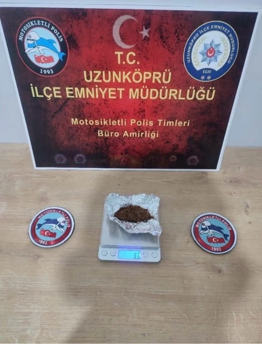 Okul &ouml;n&uuml;nde uyuşturucu operasyonu: 2 kişi tutuklandı
