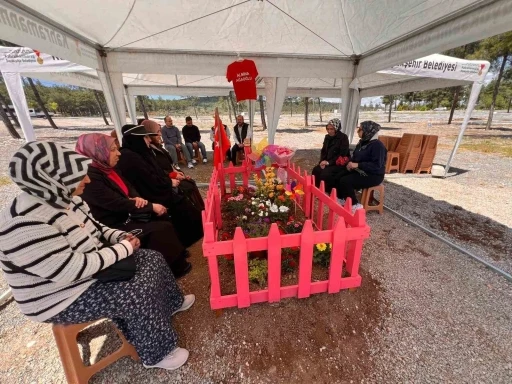 Okul saldırısında hayatını kaybeden Almina&rsquo;nın mezarı pembeye boyandı
