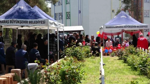 Okul saldırısında hayatını kaybeden &ccedil;ocukların mezarı T&uuml;rk bayrakları ve balonlarla s&uuml;slendi
