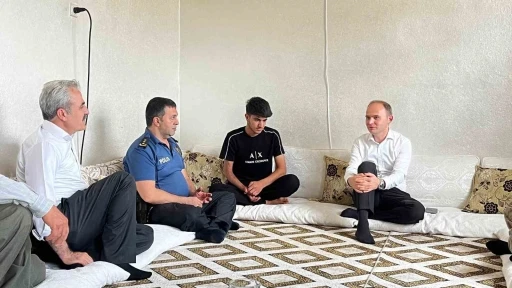 Okul saldırısında yaralanan &ouml;ğrencilere karneleri evlerinde verildi
