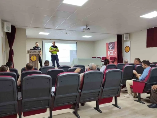Okul servis şoförlerine trafik eğitimi verildi
