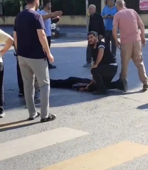 Okul servisi scooterle &ccedil;ocuğa ardından otomobile &ccedil;arptı: 2 yaralı
