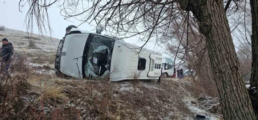 Okul servisi yan yattı, 14&rsquo;&uuml; &ouml;ğrenci 15 kişi yaralandı
