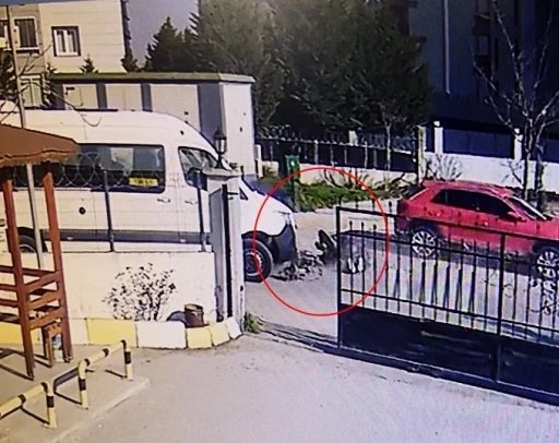 Okul servisine &ccedil;arpmamak i&ccedil;in motosikletten d&uuml;ş&uuml;p metrelerce savruldular: O anlar kamerada
