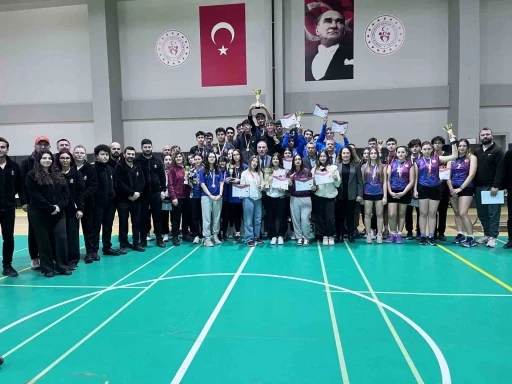 Okul sporları karate  ve badminton il birinciliği m&uuml;sabakaları tamamlandı
