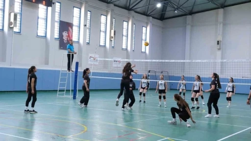 Okul Sporlarında voleybol heyecanı devam ediyor
