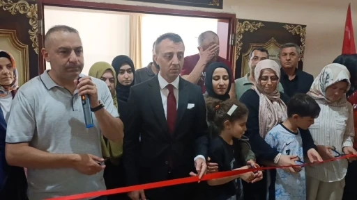 Okula silahlı saldırıda hayatını kaybeden Kerem Erdem G&uuml;ng&ouml;r&rsquo;&uuml;n adı konferans salonunda yaşatıldı
