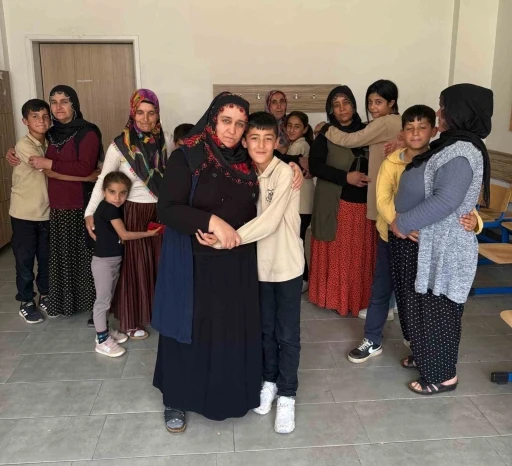 Okulda duygu dolu Anneler Günü etkinliği: Anneler, çocuklarını seslerinden tanıdı
