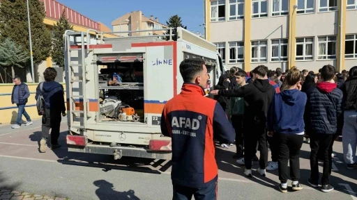 Okulda ger&ccedil;eği aramayan deprem tatbikatı
