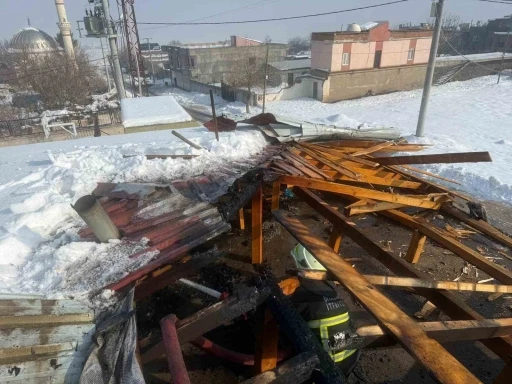 Okulda sobadan &ccedil;ıkan kıvılcım &ccedil;atıyı tutuşturdu
