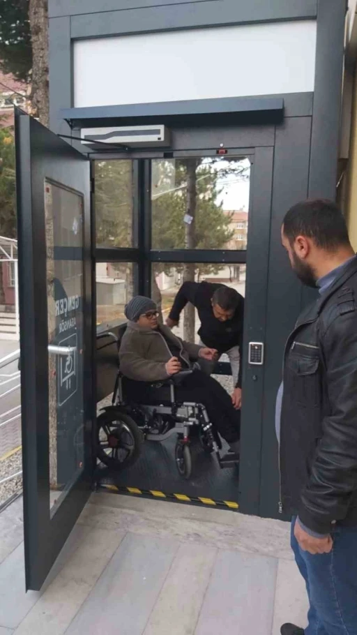 Okuldaki asansör engelini vali kaldırdı
