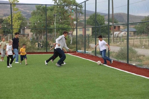 Okullar kapanınca &ccedil;ocuklar mahallelerindeki yeni sahayı doldurdu
