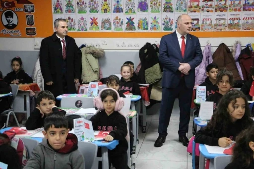 Okullarda ikinci d&ouml;nem &rsquo;bayrak&rsquo; temasıyla başladı
