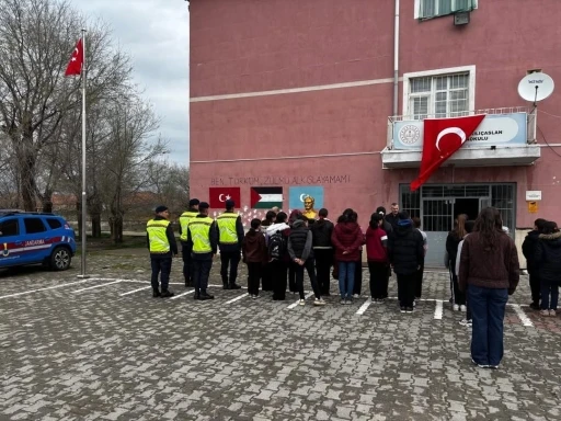 Okullarda &ouml;ğrenciler T&uuml;rk Bayrağı ile karşılandı
