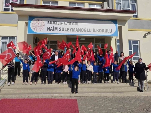 Okullarda T&uuml;rk bayraklı t&ouml;ren
