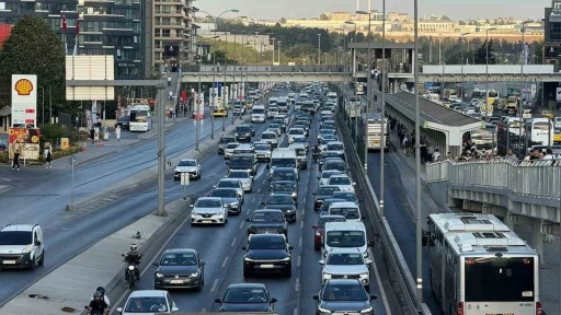 Okullarda uyum haftası başladı, İstanbul’da trafik yoğunluğu oluştu
