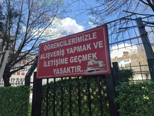 Okulun bah&ccedil;esindeki &ccedil;evre tellerine asılan &rsquo;iletişim&rsquo; yasağı notu dikkat &ccedil;ekti
