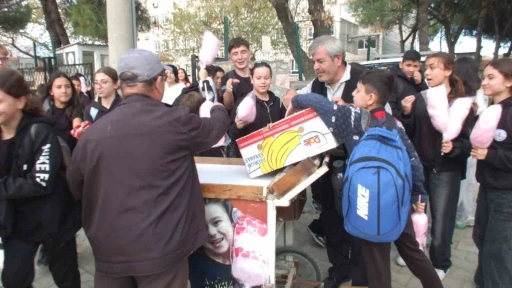 Ölen kardeşi için pamuk şekeri hayrı yaptı
