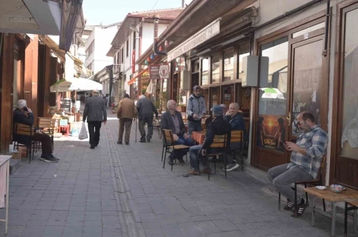 &Ouml;len m&uuml;şterilerinin hatıralarını kıraathanenin duvarında yaşatıyor
