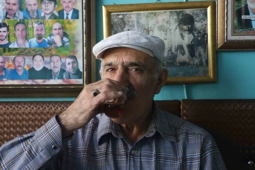 Ölenleri bir yanda kalanları diğer yanda sergiliyor

