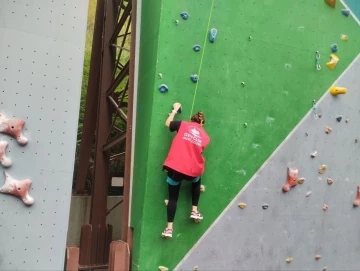 Olimpik tırmanma duvarına çıkan gençler adrenalini yaşadı
