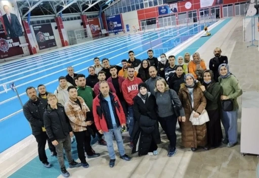 Olimpik y&uuml;zme havuzunda uygulamalı eğitim
