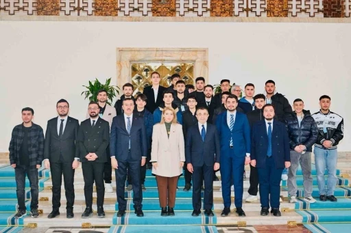 &Ouml;lmeztoprak: "Cumhurbaşkanımızın mesajları nettir, bayrağımıza uzanan kirli eller hesap verecek"
