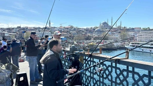 Olta balıkçıları bayramda Galata Köprüsü’ne akın etti
